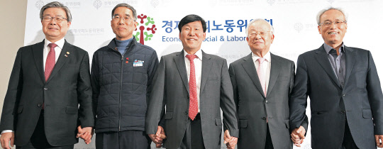 노·사·정 손은 잡았지만…  19일 서울 경사노위 브리핑실에서 이철수 경사노위 노동시간제도개선위원장이 합의안을 발표한 뒤 기념촬영을 하고 있다. 왼쪽부터 이재갑 고용노동부 장관, 김주영 한국노총 위원장, 이 위원장, 손경식 한국경총회장, 문성현 경사노위 위원장.    연합뉴스